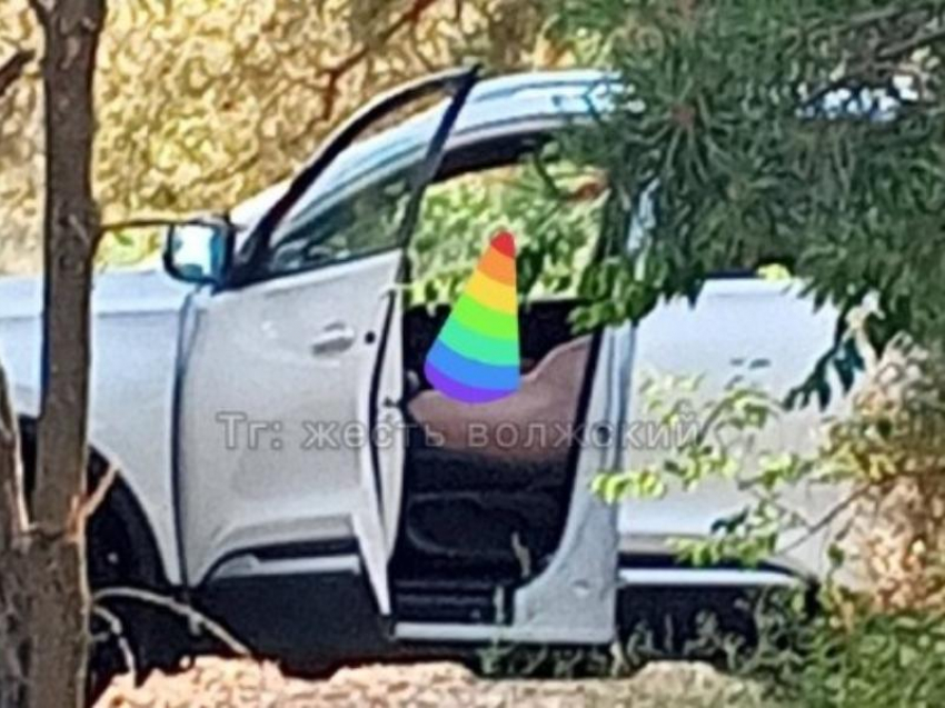 Онанирующего мужчину в машине на глазах у детей сняли в Волжском