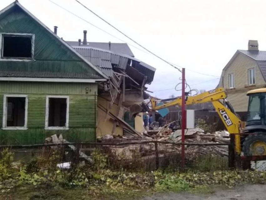 Рабочего придавило деревом при разборе дома в Среднеахтубинском районе 