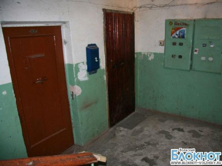 В Волжском на пенсионерку напали в подъезде собственного дома