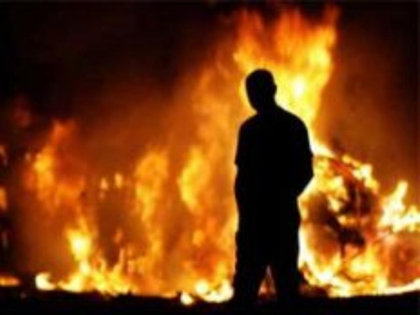 Ночью пироманы сожгли три иномарки на севере Волгограда