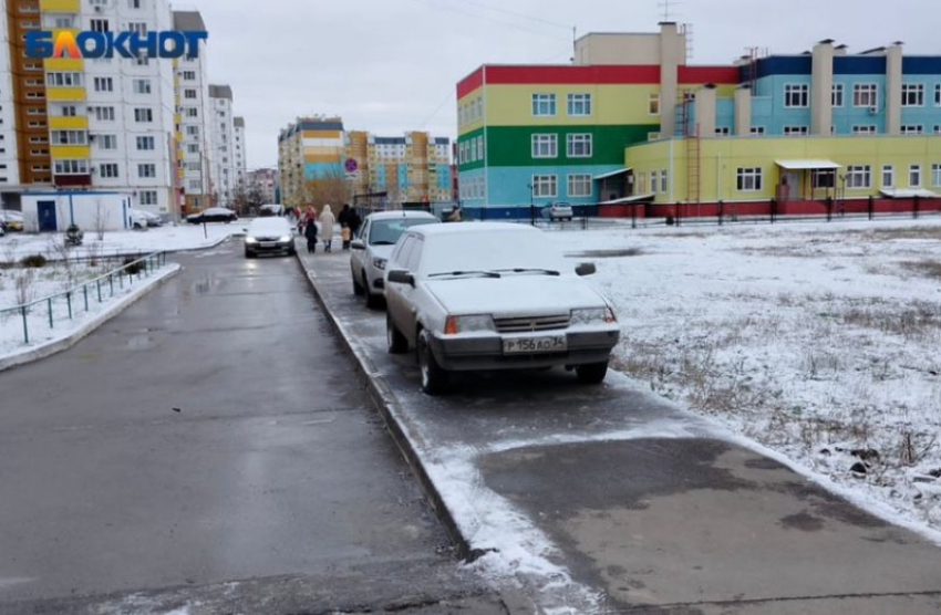 Пешеходная дорожка в садик перекрыта машинами: родителям с детьми приходится идти по проезжей части в Волжском