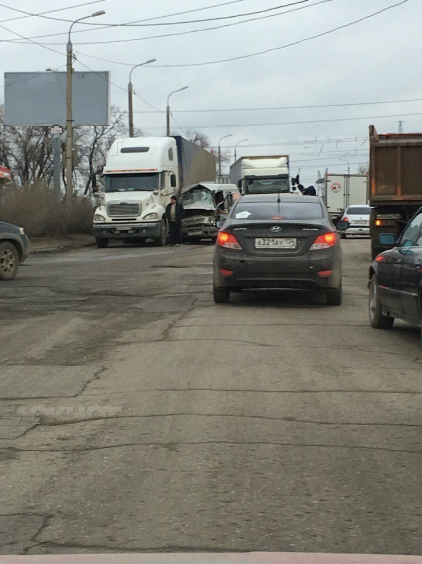 На выезде из города Волжского крупная авария парализовала движение