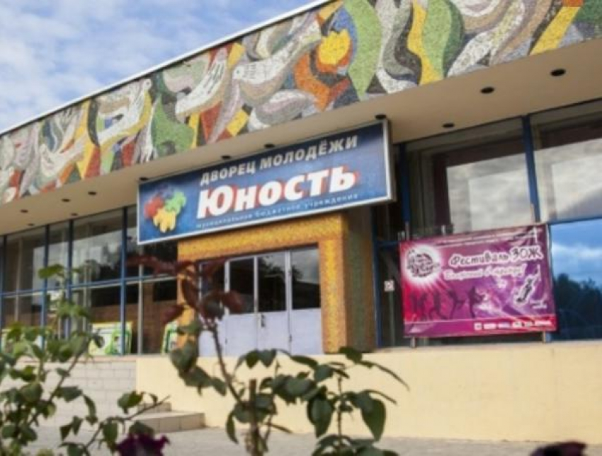 КМЦ «Юность» Волжского закупает тринадцать противопожарных дверей
