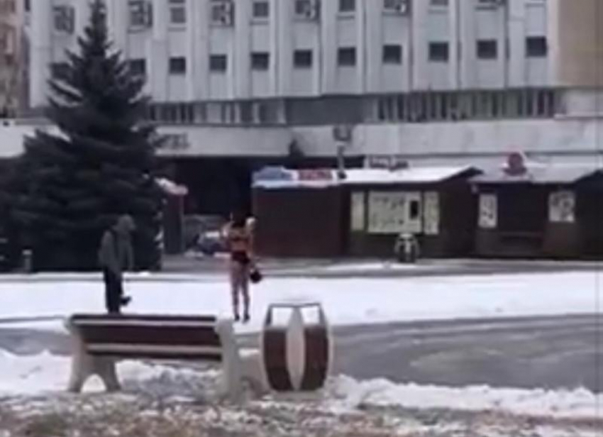 На видео попал проход девушки в купальнике по центру Волжского