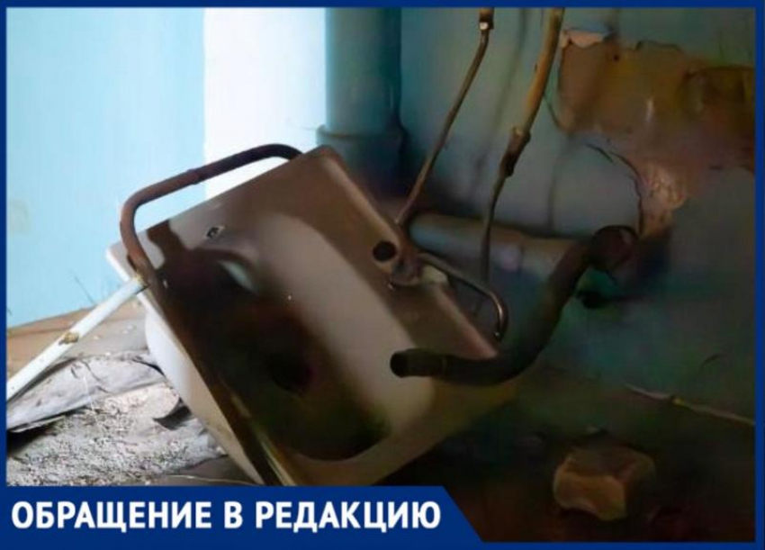 В Волжском дети вынуждены дышать фекальным запахом, пока УК игнорирует проблему