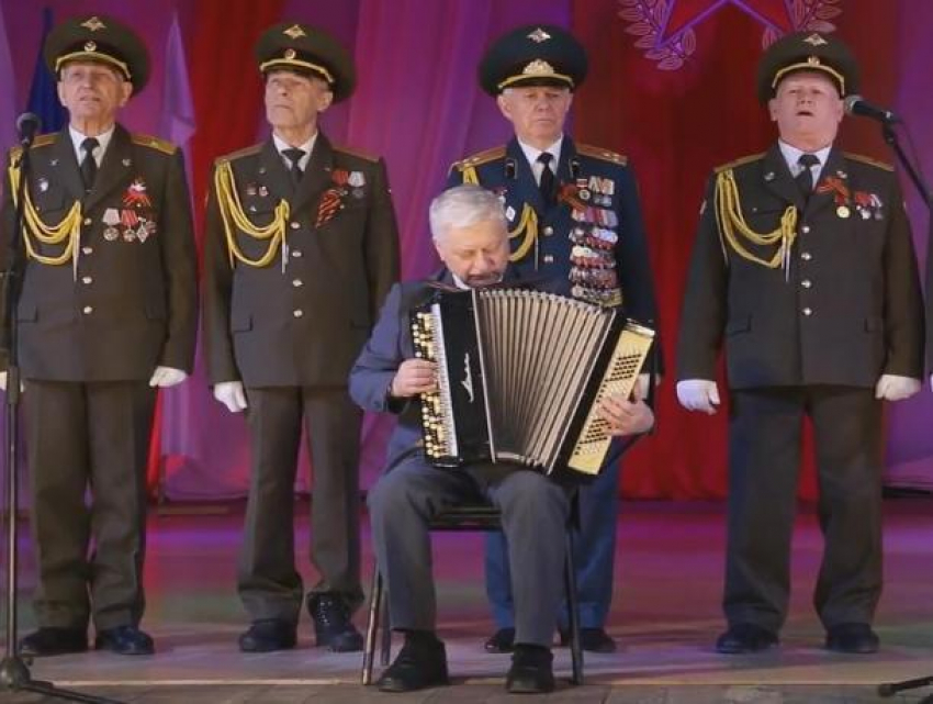 Настоящих мужиков поздравили творческие коллективы Волжского