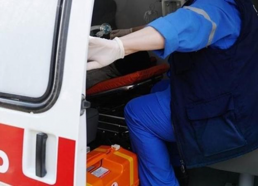 Два пешехода попали в больницу после наезда машин в Волжском