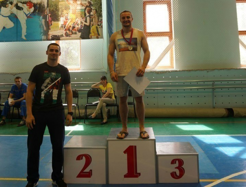 Волжанин Виктор Марук выиграл городской Чемпионат по кикбоксингу без единого удара