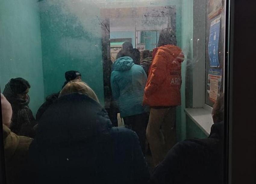 В Волжском люди стоят в очередях за проездными билетами до ночи