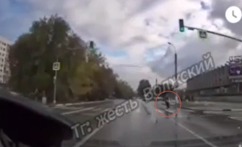 Уткнулась в телефон и шагает на красный: в Волжском на видео попал отчаянный пешеход