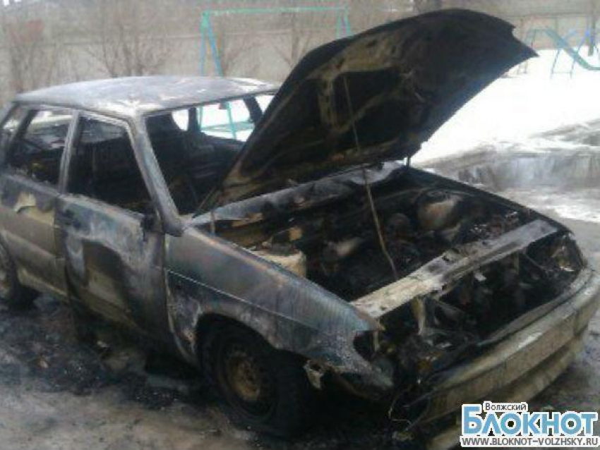 В Волжском на улице Кирова подожгли две «пятнашки»