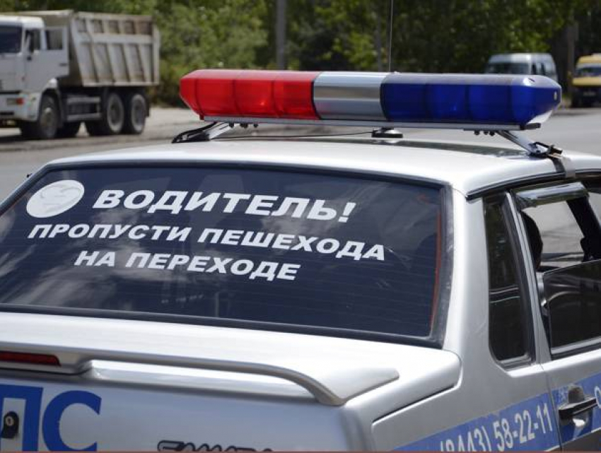 Четыреxлетний ребенок попал под авто во дворе дома в Волжском
