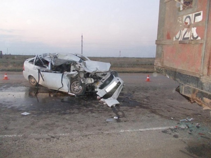 Нетрезвый водитель на «Приоре» протаранил КамАЗ по дороге в Волжский