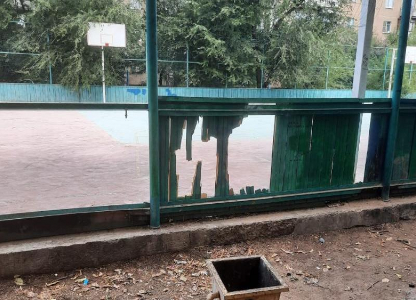 Детская и спортивная площадки во дворе многоквартирного дома превратились в разруху в Волжском