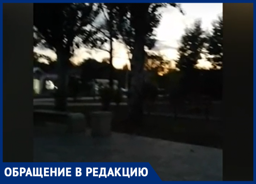 Детям приходится играть на площадке в полной темноте: жителям Волжского не хватает освещения