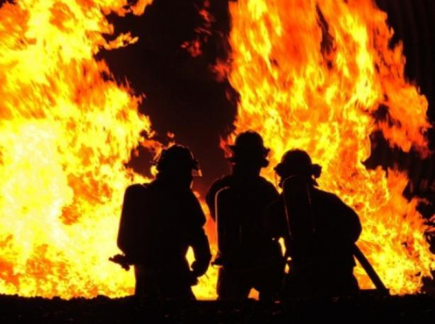 Кирпичный дом и вагончик сгорели в Волжском за сутки
