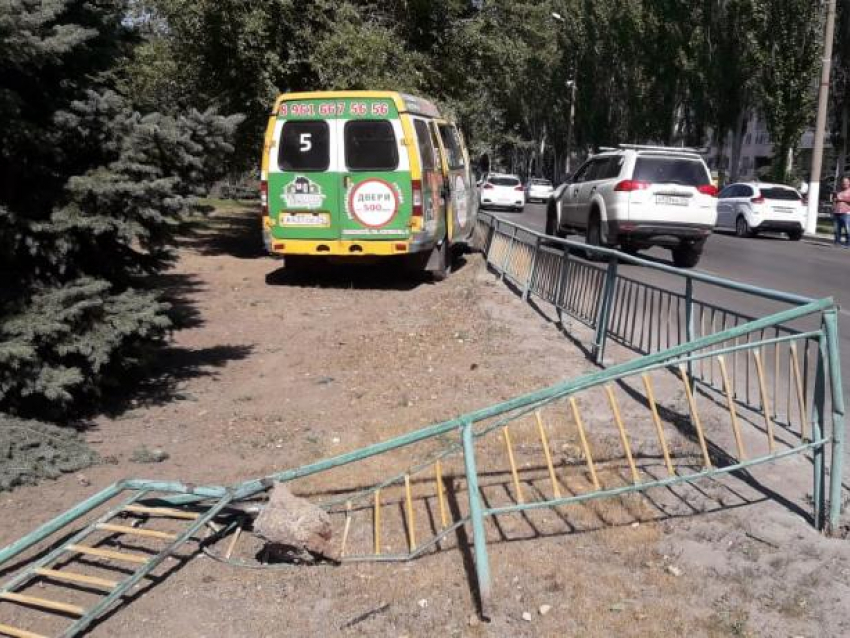 Водитель маршрутки покалечил пассажирку, снесся забор в центре Волжского
