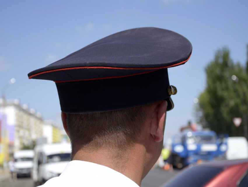 Парень с пакетом марихуаны прогуливался в парке в самом центре Волжского 