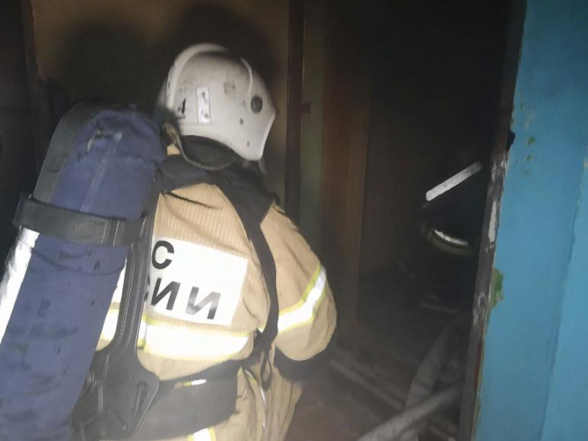 Ночью в 19 микрорайоне в Волжском в пятиэтажке произошел пожар