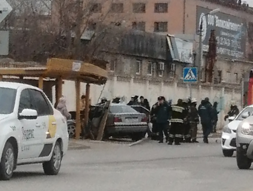 Автомобиль BMW врезался в остановку в Волжском