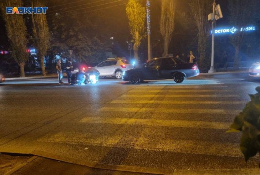 Двух человек сбили на дороге в Волжском