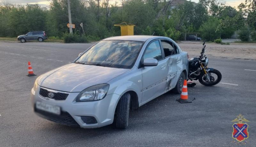 Девушка на мотоцикле попала в ДТП в Волжском