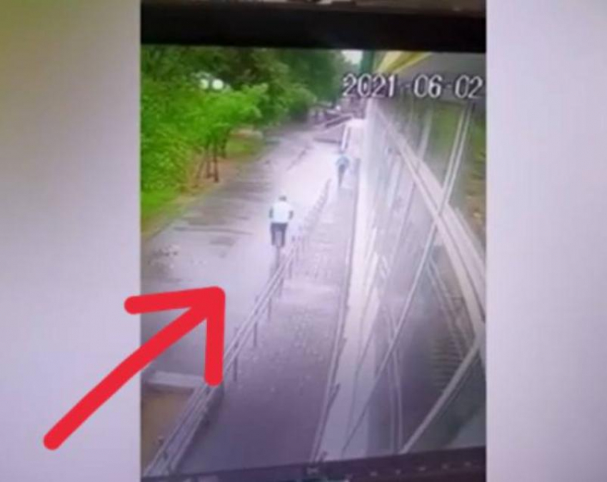 Уехал в закат на чужом велосипеде: воришка попал на видео в Волжском