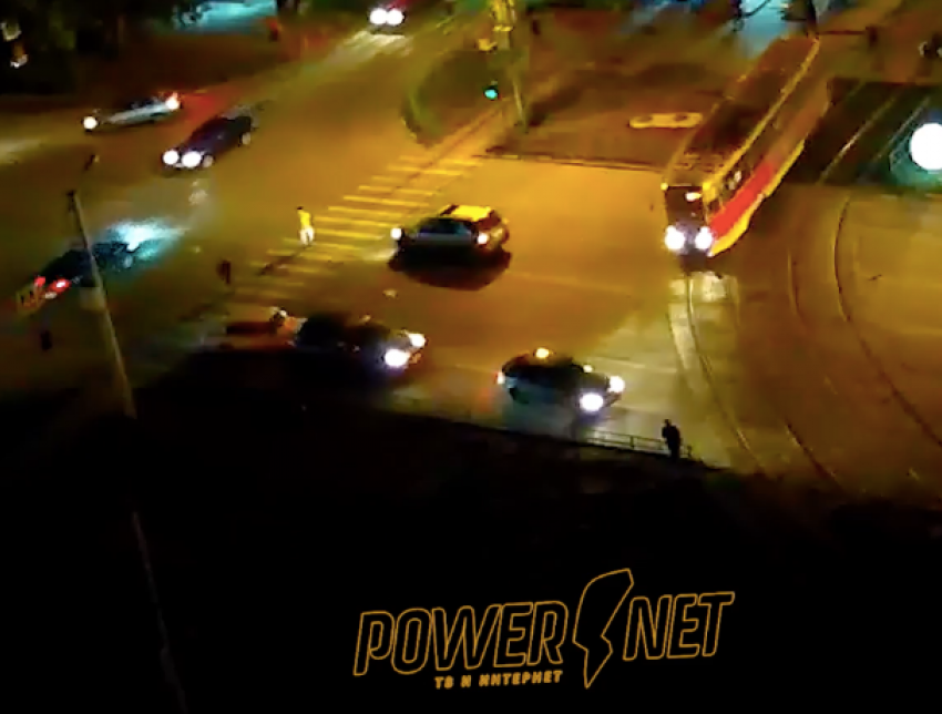 Автомобилисты не разъехались, пропуская трамвай в Волжском