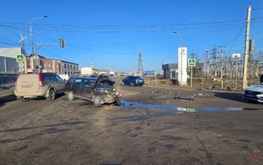 Под Волжским утром не поделили дорогу два отечественных авто: пострадал один из водителей