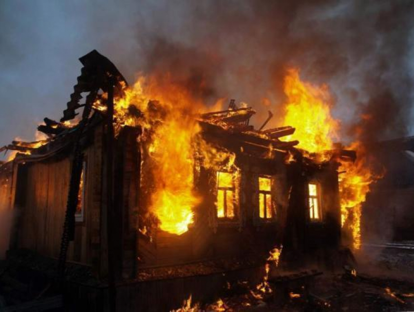 Больше двух часов пожарные тушили дачу в Волжском