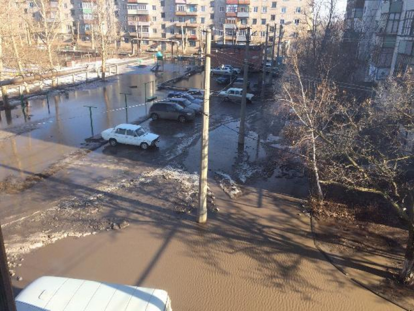 Из-за огромной лужи во дворе пятиэтажный дом под Волжским пошел трещинами