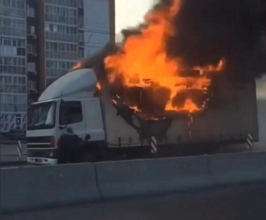 Пожарные тушили горящую фуру в Волгограде