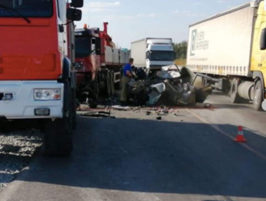 Три человека погибли под грузовиком в ДТП на трассе Волгоград-Москва
