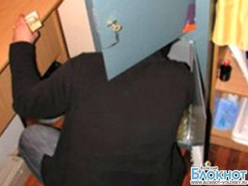 В Волжском ограбили бар