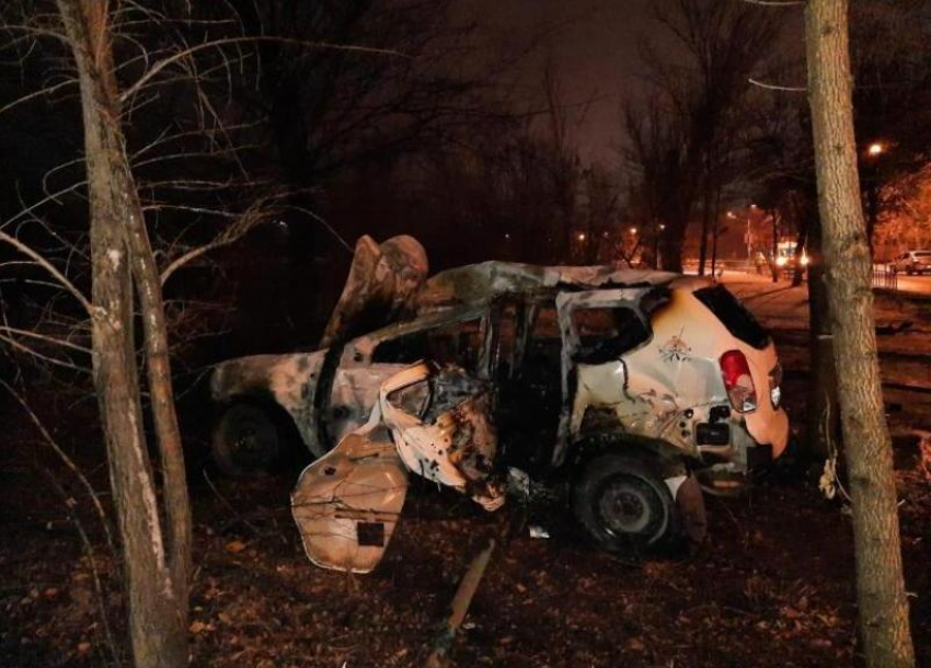 Пробил ограждение, врезался в дерево и загорелся: 17-летний автомобилист чуть не погиб в Волжском