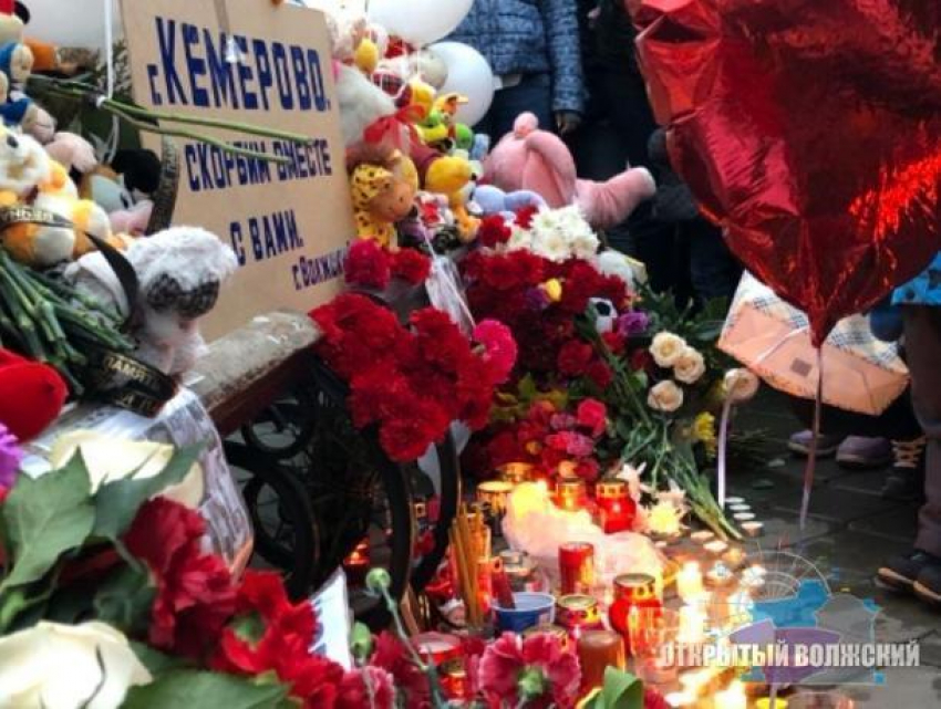 Игрушки с мемориала погибшим кемеровчанам решили передать детям в Волжском