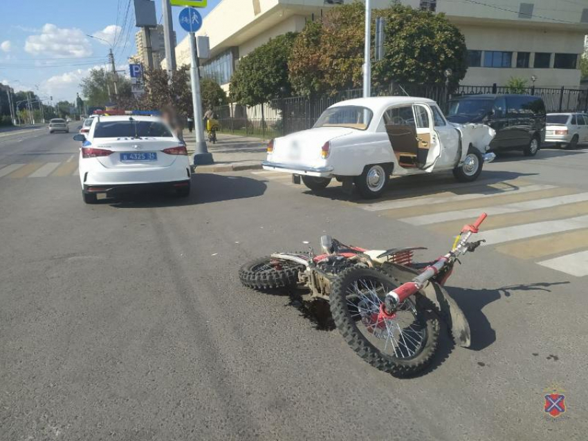 В Волгограде подросток на мотоцикле врезался в антикварный автомобиль