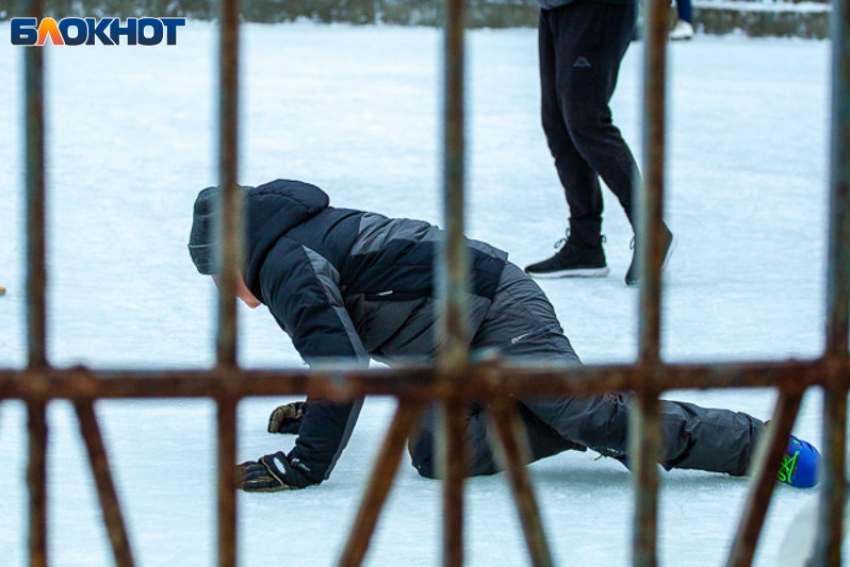 После падения с горки в Волгограде пострадали трое детей: СК выясняет, почему им не провели инструктаж и не оказали помощь
