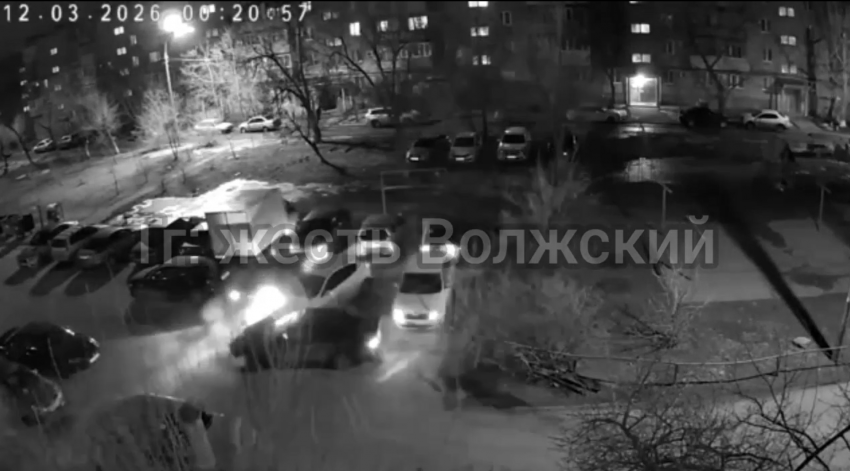 Протаранил три машины на парковке и пошел домой: в Волжском на видео попала странная авария 