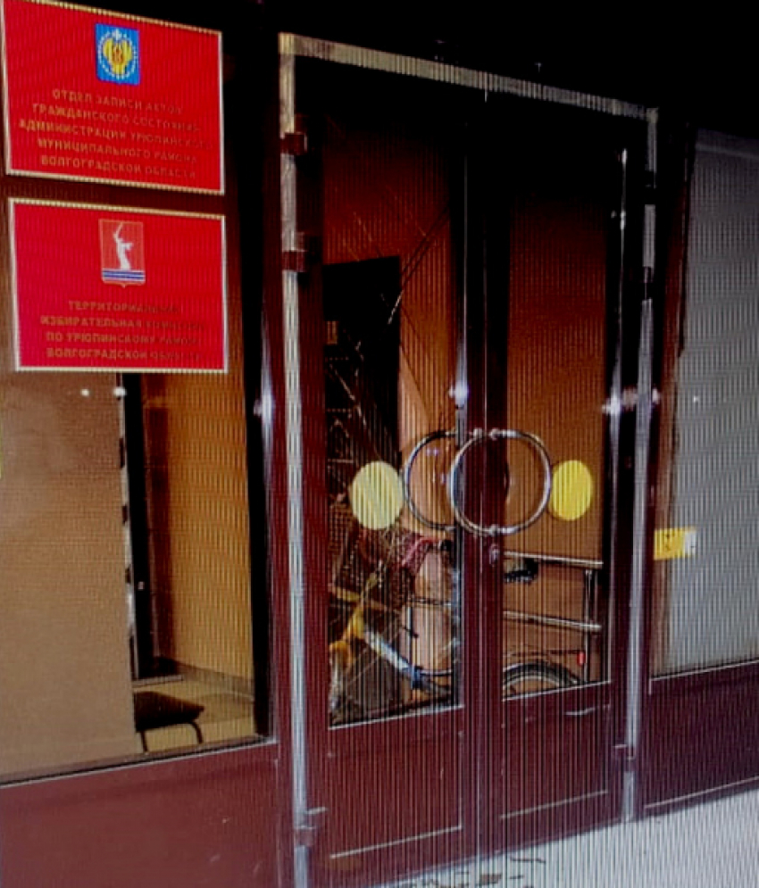 С одного удара: 22-летний парень на спор разбил дверь в здании Урюпинской администрации