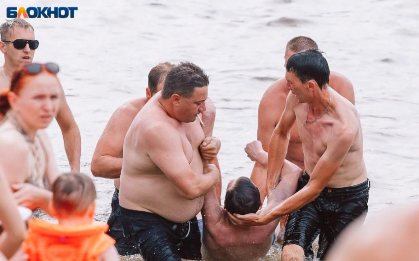Спасатель рассказал подробности спасения утопающего на городском пляже в Волжском