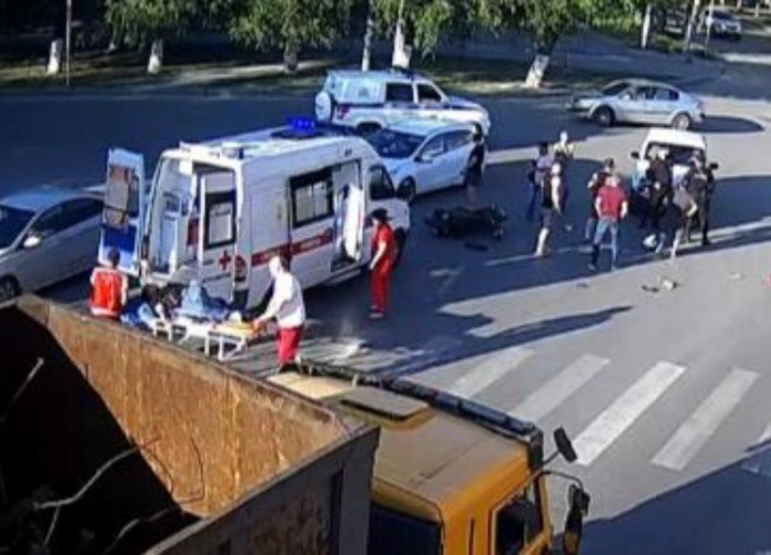 17-летний водитель врезался в «Ниву» в Волгограде: видео ДТП