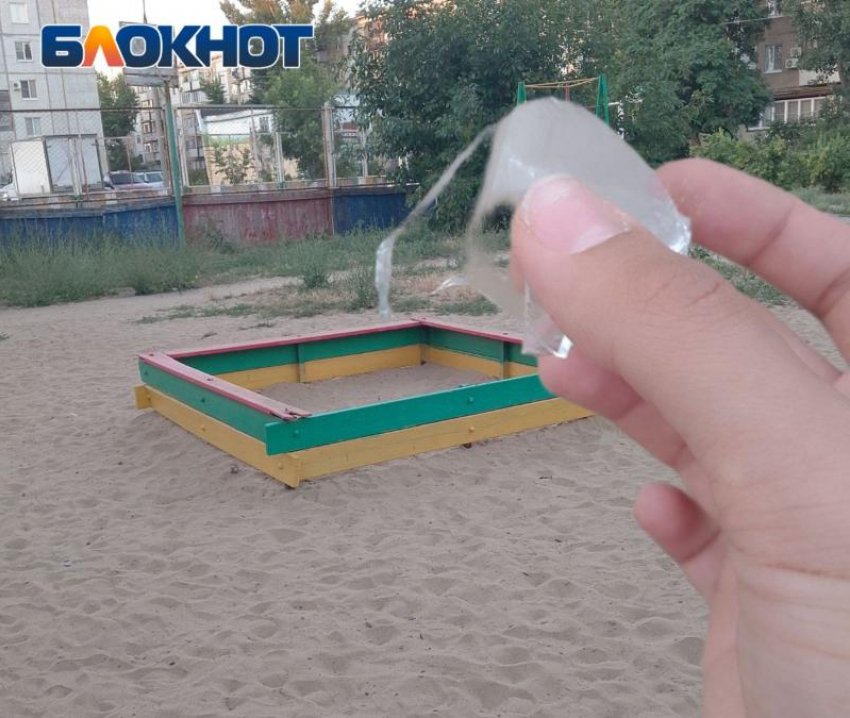 Стеклами усыпана детская площадка в Волжском