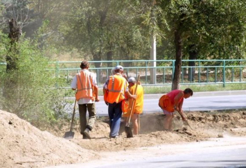 В Волжском ремонтники продолжают снимать лишний грунт с обочин дорог