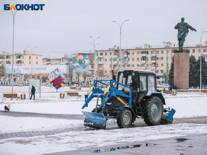 Более 100 человек и 36 единиц техники борются со снегом на улицах Волжского