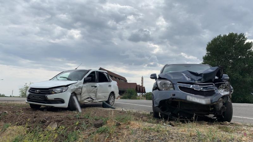 3 ребенка и 2 подростка пострадали в страшной аварии на трассе в Волгоградской области