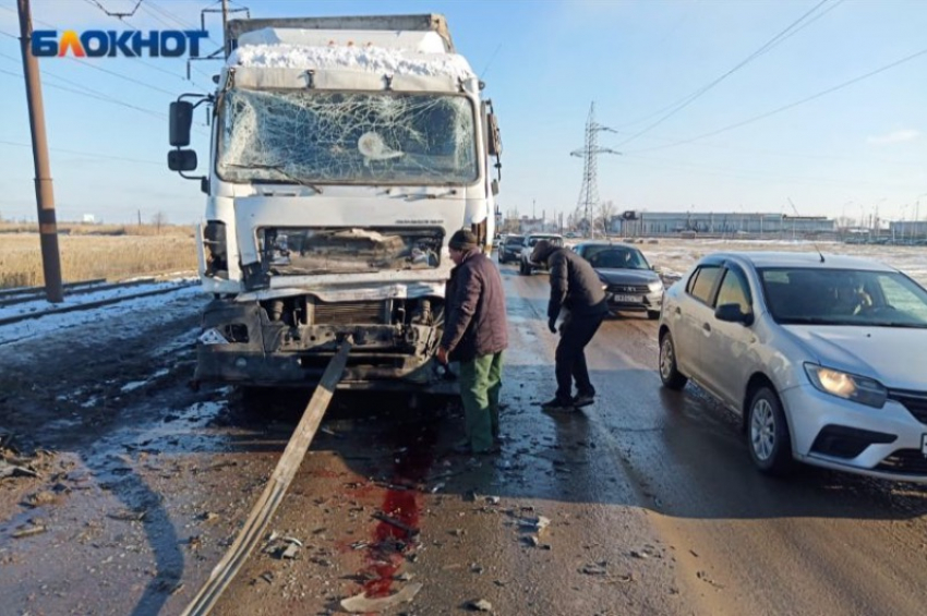 В Волжском полицейский КамАЗ столкнулся с МАЗом: троих доставили в больницу