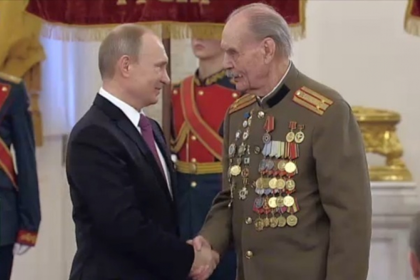 Ветеран из Волгограда получил юбилейную медаль из рук президента