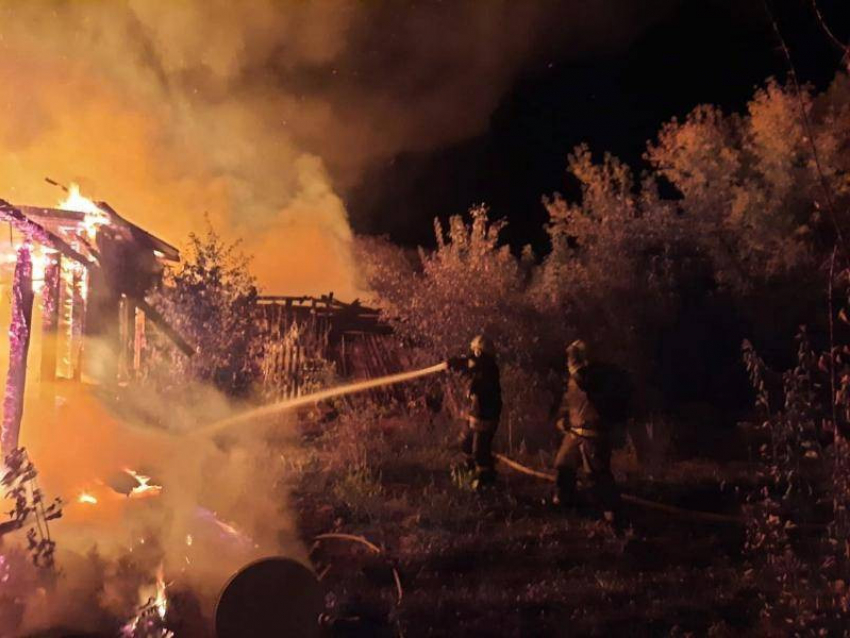 В СНТ в Волжском пожар уничтожил частную собственность