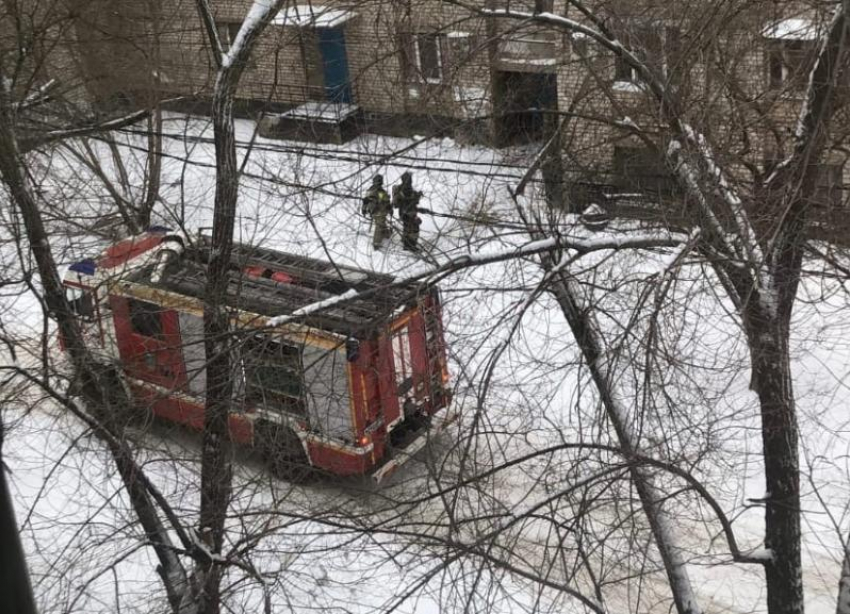  Известна причина возгорания общежития в Волжском: фото